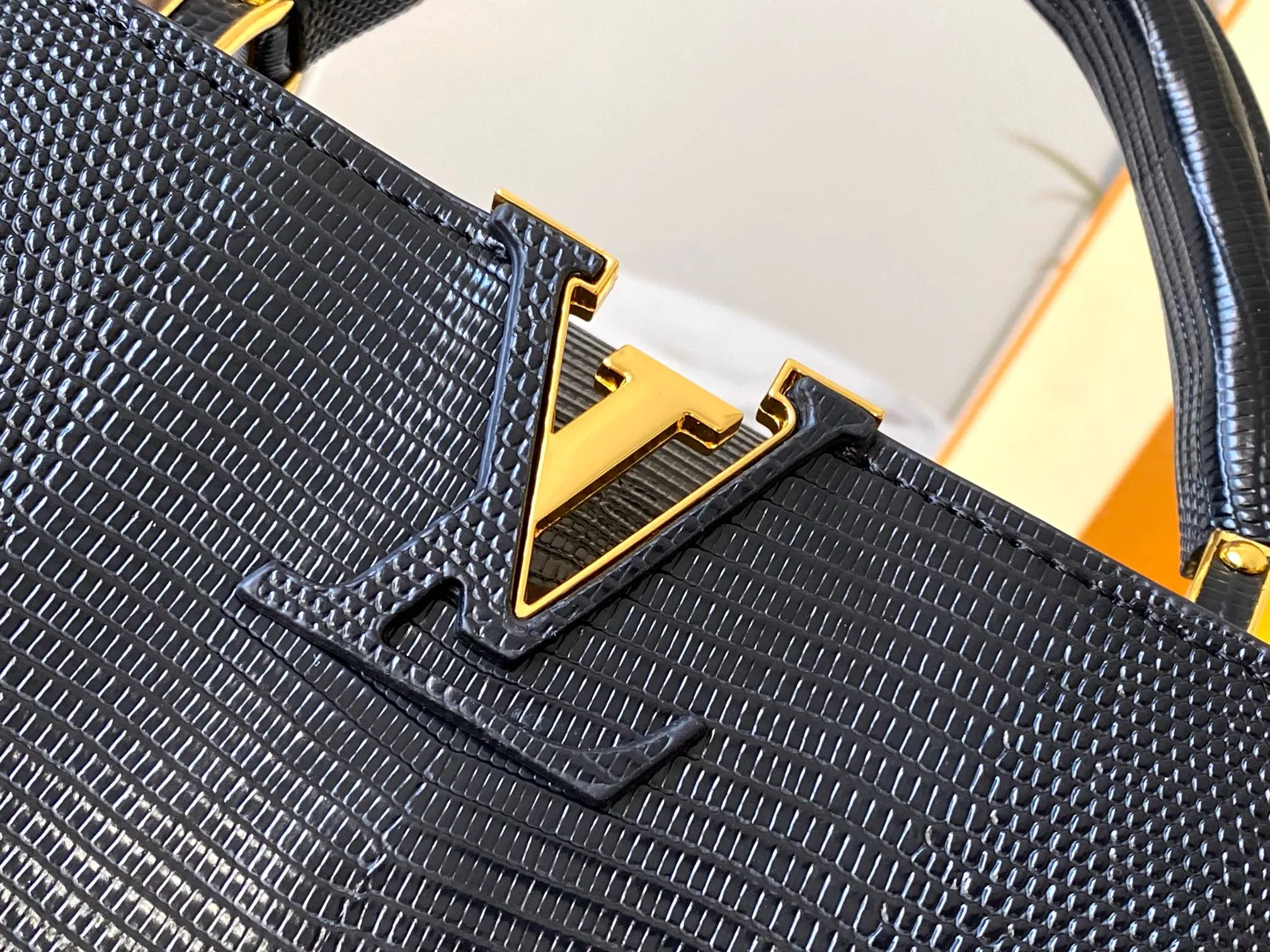 Top original P440 Guangzhou-made M99528 black lizard skin gold buckle CapucinesBB handbag exquisitely combines graceful lizard skin outer layer, delicate sheepskin lining and glossy metal parts. The iconic flap makes two styles fashionable. The LV logo is read on the inside and Monogram flowers bloom on the outside. It lights up an eye-catching corner for evening occasions and adds a personalized atmosphere to the wardrobe. Shine gorgeous style in day and night occasions.  Detailed features 27 x 18 x 9 cm (length x height x width)