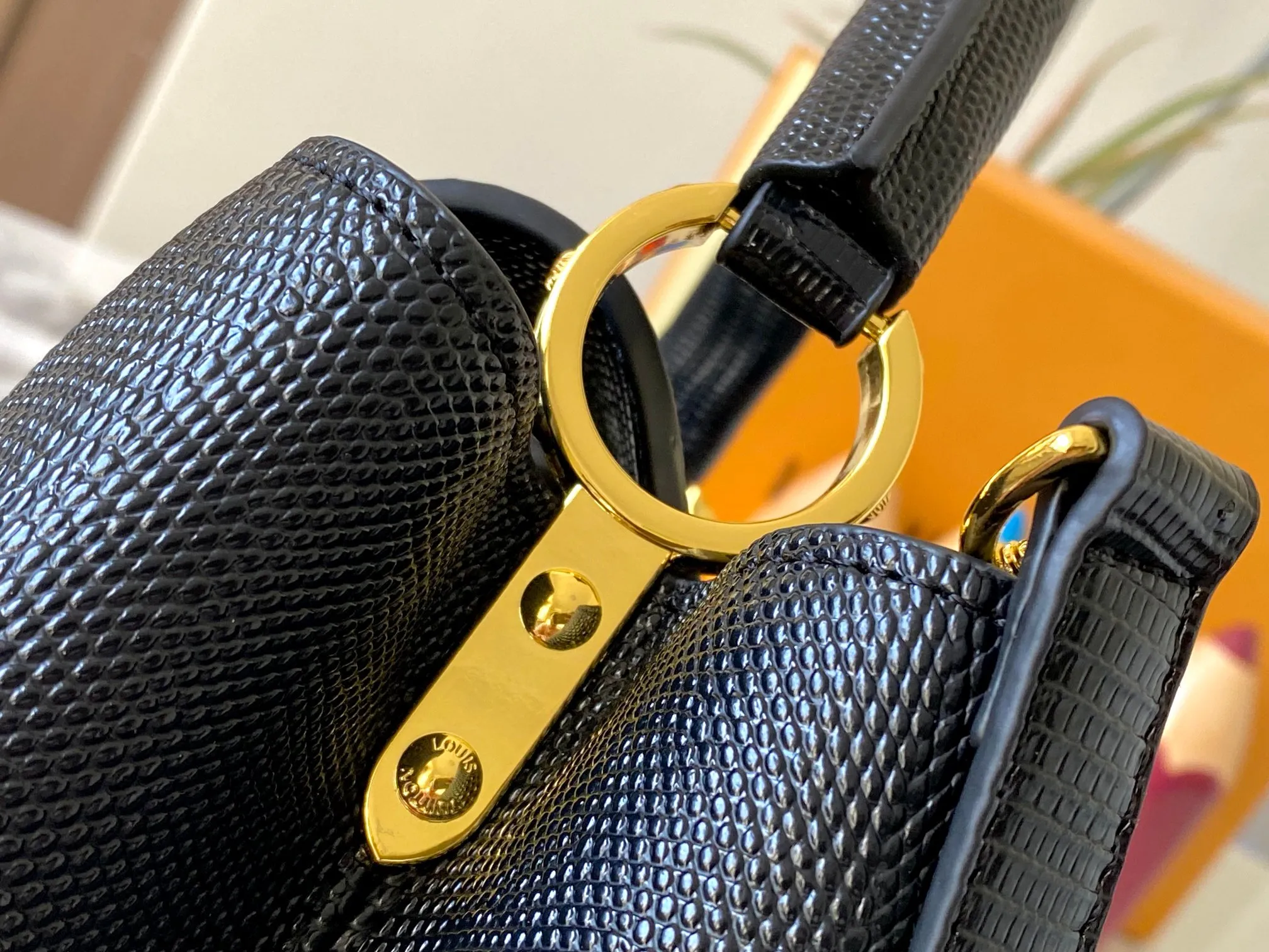 Top original P440 Guangzhou-made M99528 black lizard skin gold buckle CapucinesBB handbag exquisitely combines graceful lizard skin outer layer, delicate sheepskin lining and glossy metal parts. The iconic flap makes two styles fashionable. The LV logo is read on the inside and Monogram flowers bloom on the outside. It lights up an eye-catching corner for evening occasions and adds a personalized atmosphere to the wardrobe. Shine gorgeous style in day and night occasions.  Detailed features 27 x 18 x 9 cm (length x height x width)