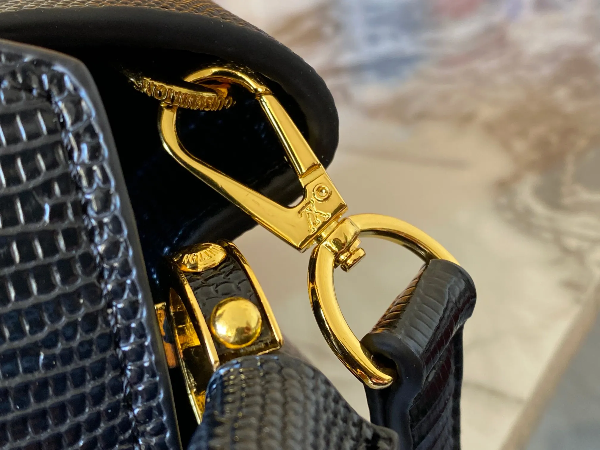 Top original P440 Guangzhou-made M99528 black lizard skin gold buckle CapucinesBB handbag exquisitely combines graceful lizard skin outer layer, delicate sheepskin lining and glossy metal parts. The iconic flap makes two styles fashionable. The LV logo is read on the inside and Monogram flowers bloom on the outside. It lights up an eye-catching corner for evening occasions and adds a personalized atmosphere to the wardrobe. Shine gorgeous style in day and night occasions.  Detailed features 27 x 18 x 9 cm (length x height x width)
