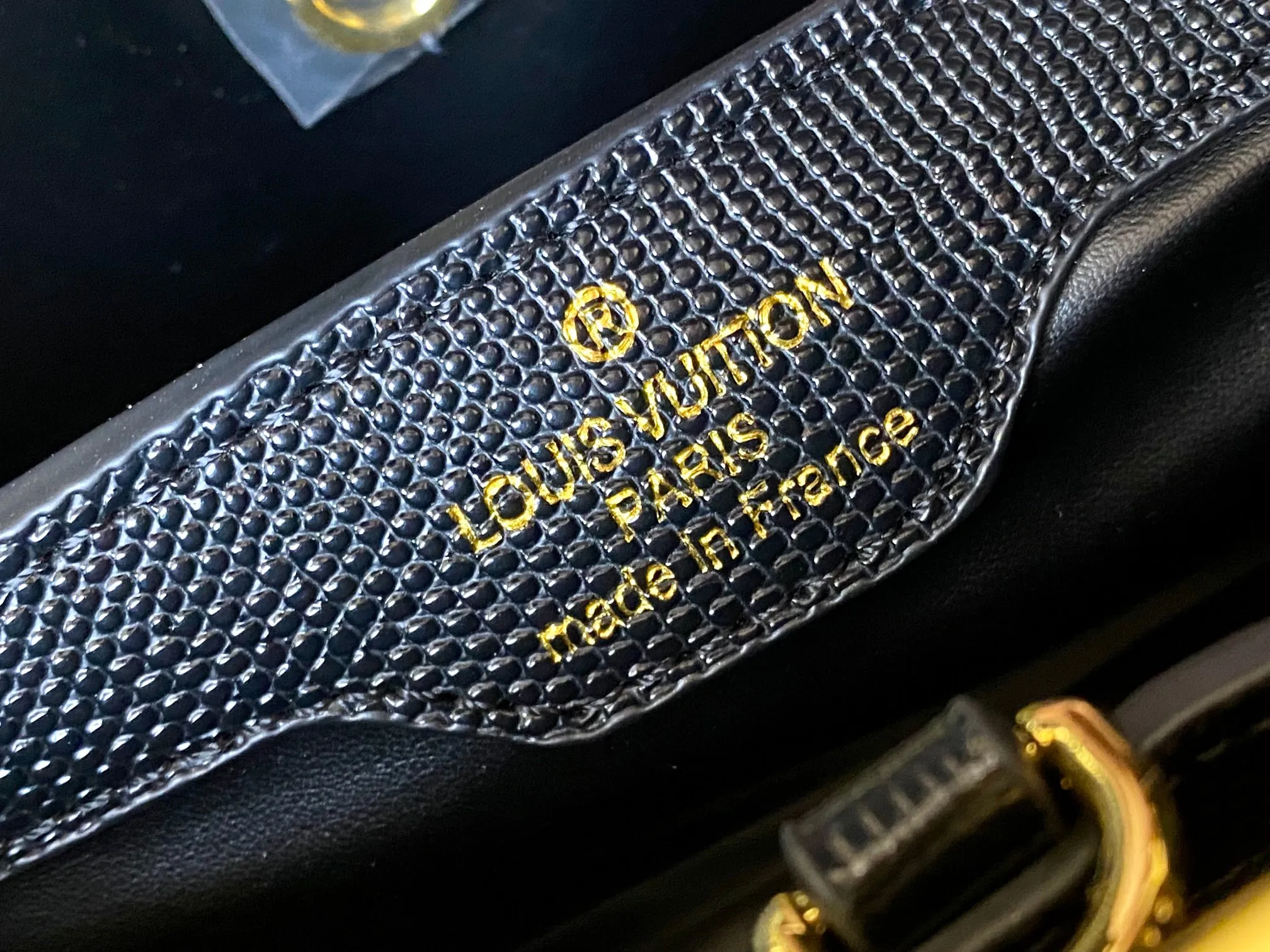 Top original P440 Guangzhou-made M99528 black lizard skin gold buckle CapucinesBB handbag exquisitely combines graceful lizard skin outer layer, delicate sheepskin lining and glossy metal parts. The iconic flap makes two styles fashionable. The LV logo is read on the inside and Monogram flowers bloom on the outside. It lights up an eye-catching corner for evening occasions and adds a personalized atmosphere to the wardrobe. Shine gorgeous style in day and night occasions.  Detailed features 27 x 18 x 9 cm (length x height x width)