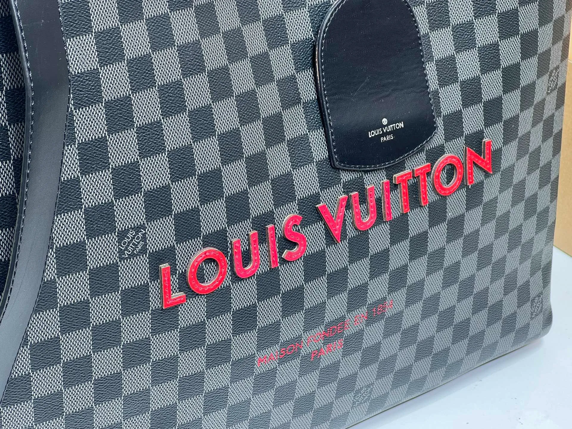 Batch 320💰M24457 Black Check Presbyopia Plaid Purple Grass Green Pink Black Orange Blue Green Gray Presbyopia Plaid Black Crocodile Pattern Orange Crocodile Pattern 13 Colors ✔️ This Shopper medium handbag draws inspiration from Louis Vuitton shopping bags, with the words Louis Vuitton and Maison Fondée En 1854 written on soft cow leather, with top handles and detachable shoulder straps. Dimensions: 42x34x16cm