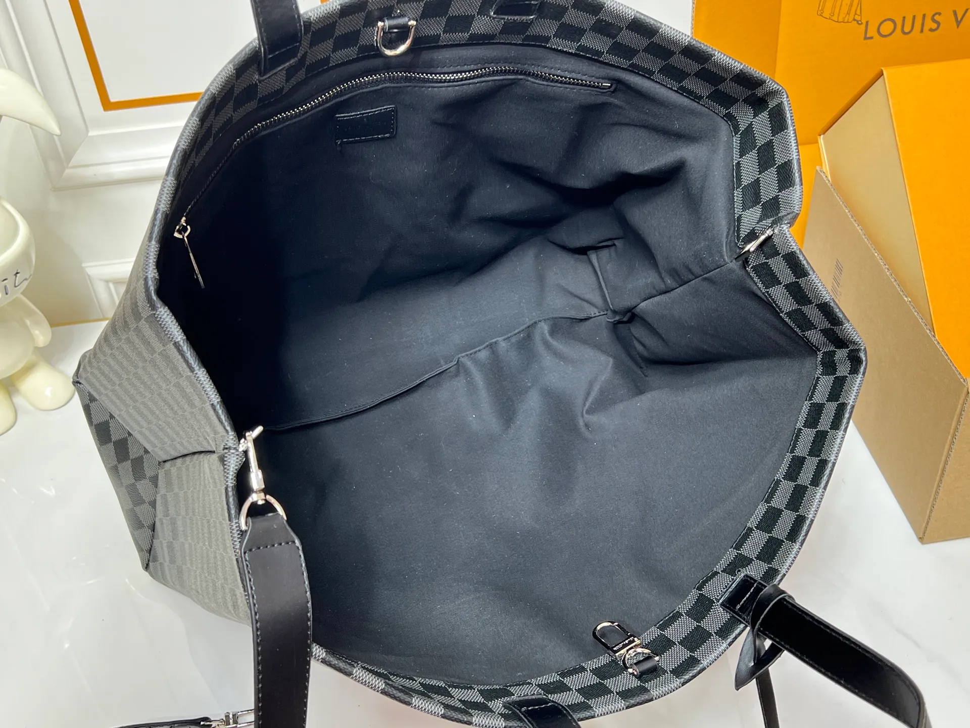 Batch 320💰M24457 Black Check Presbyopia Plaid Purple Grass Green Pink Black Orange Blue Green Gray Presbyopia Plaid Black Crocodile Pattern Orange Crocodile Pattern 13 Colors ✔️ This Shopper medium handbag draws inspiration from Louis Vuitton shopping bags, with the words Louis Vuitton and Maison Fondée En 1854 written on soft cow leather, with top handles and detachable shoulder straps. Dimensions: 42x34x16cm