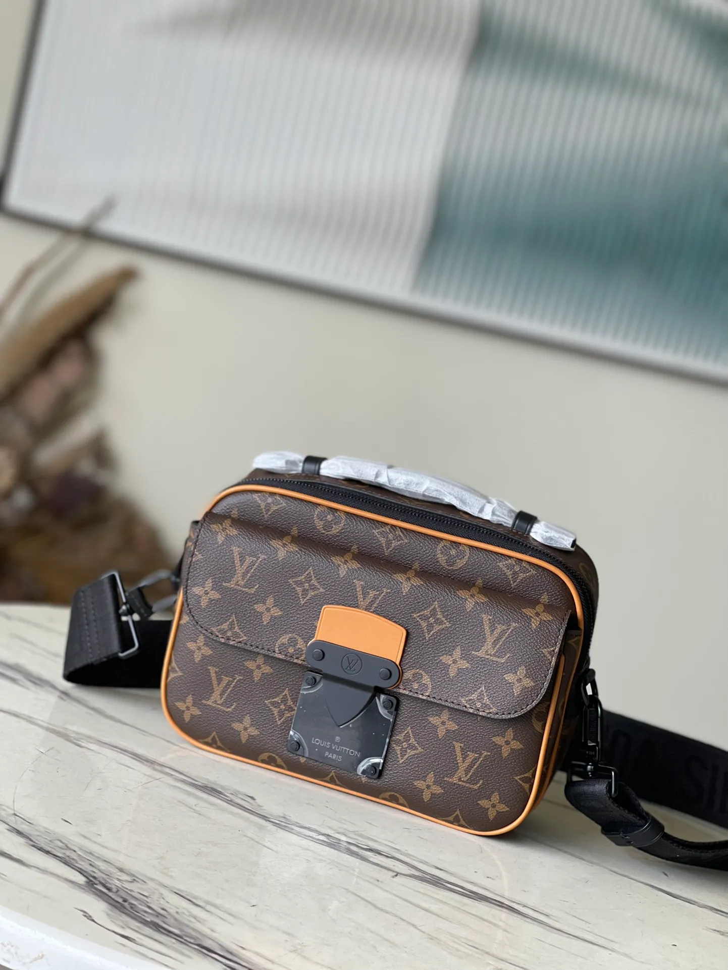 💰960 Top Original M45806 Yellow Leather This S Lock messenger bag is made of Monogram Macassar canvas, and the new lock is inspired by the hard box lock designed by Georges Vuitton in 1886. Special finishing techniques give this magnetic metal lock an eye-catching, modern look. Equipped with a spacious zippered compartment, trunk-style leather handles and logo shoulder strap, it is stylish and easy to use. Dimensions: 22 x 18 x 8 cm
