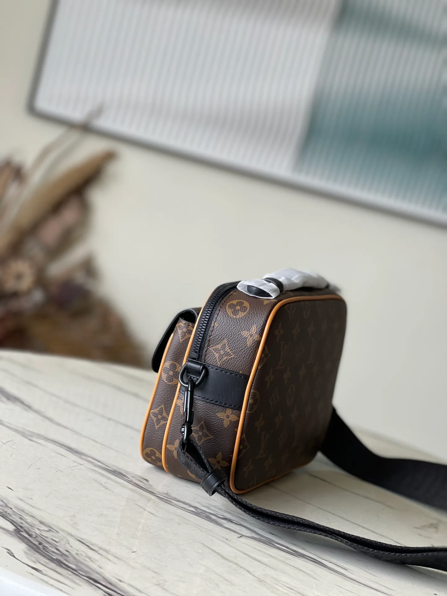 💰960 Top Original M45806 Yellow Leather This S Lock messenger bag is made of Monogram Macassar canvas, and the new lock is inspired by the hard box lock designed by Georges Vuitton in 1886. Special finishing techniques give this magnetic metal lock an eye-catching, modern look. Equipped with a spacious zippered compartment, trunk-style leather handles and logo shoulder strap, it is stylish and easy to use. Dimensions: 22 x 18 x 8 cm