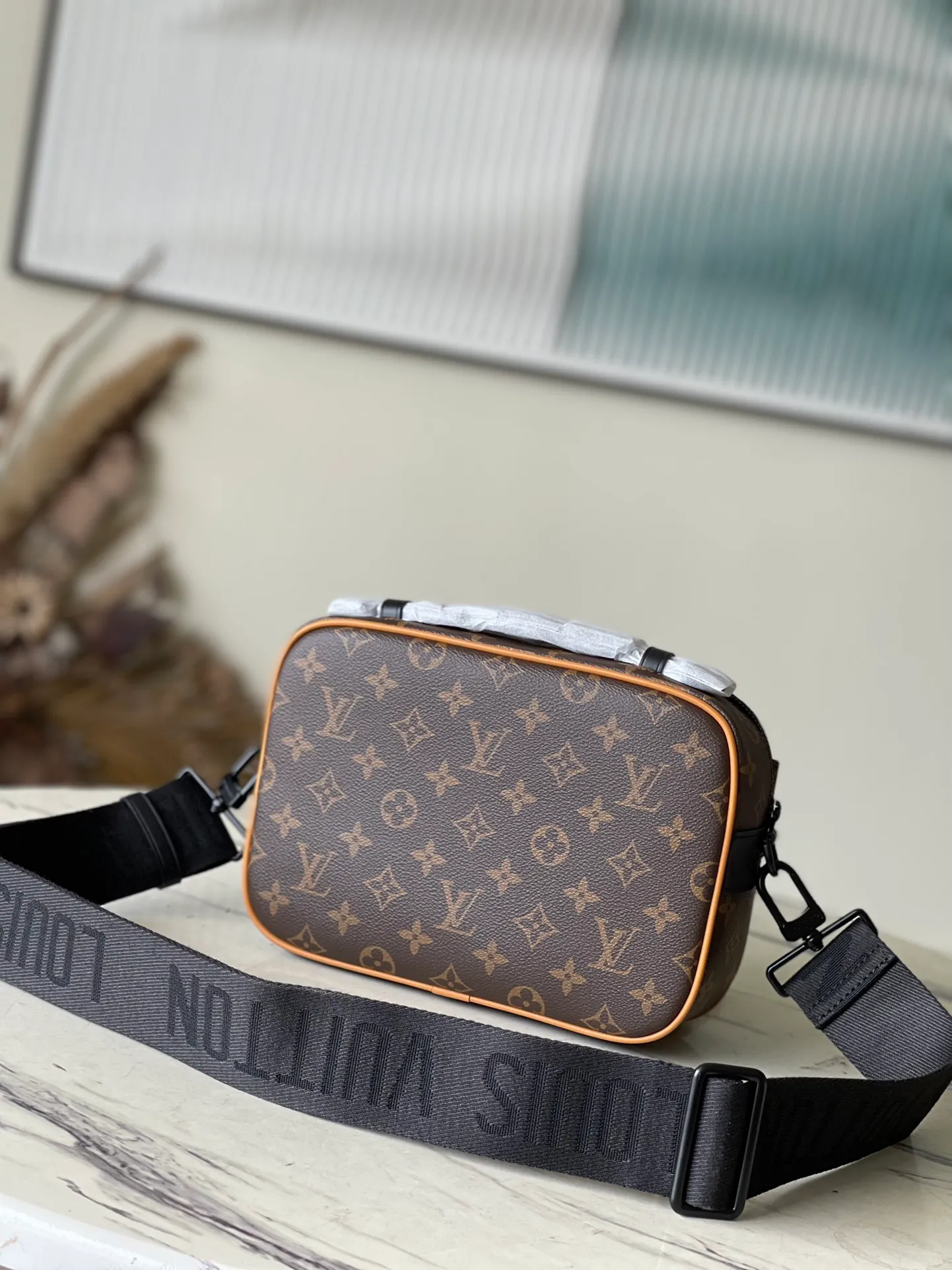 💰960 Top Original M45806 Yellow Leather This S Lock messenger bag is made of Monogram Macassar canvas, and the new lock is inspired by the hard box lock designed by Georges Vuitton in 1886. Special finishing techniques give this magnetic metal lock an eye-catching, modern look. Equipped with a spacious zippered compartment, trunk-style leather handles and logo shoulder strap, it is stylish and easy to use. Dimensions: 22 x 18 x 8 cm