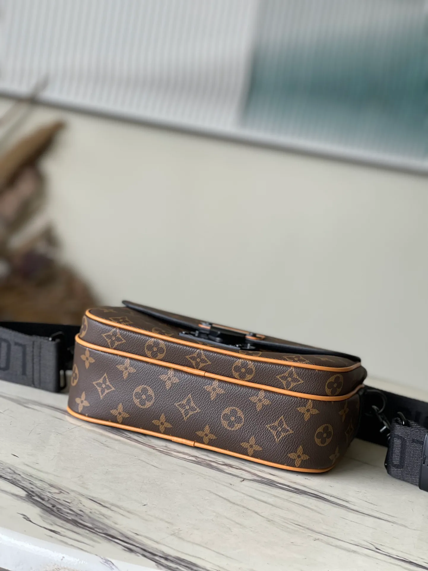 💰960 Top Original M45806 Yellow Leather This S Lock messenger bag is made of Monogram Macassar canvas, and the new lock is inspired by the hard box lock designed by Georges Vuitton in 1886. Special finishing techniques give this magnetic metal lock an eye-catching, modern look. Equipped with a spacious zippered compartment, trunk-style leather handles and logo shoulder strap, it is stylish and easy to use. Dimensions: 22 x 18 x 8 cm