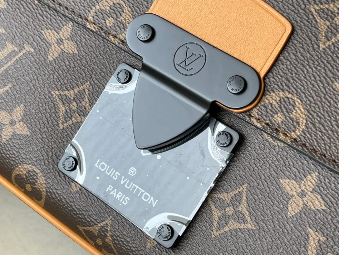💰960 Top Original M45806 Yellow Leather This S Lock messenger bag is made of Monogram Macassar canvas, and the new lock is inspired by the hard box lock designed by Georges Vuitton in 1886. Special finishing techniques give this magnetic metal lock an eye-catching, modern look. Equipped with a spacious zippered compartment, trunk-style leather handles and logo shoulder strap, it is stylish and easy to use. Dimensions: 22 x 18 x 8 cm