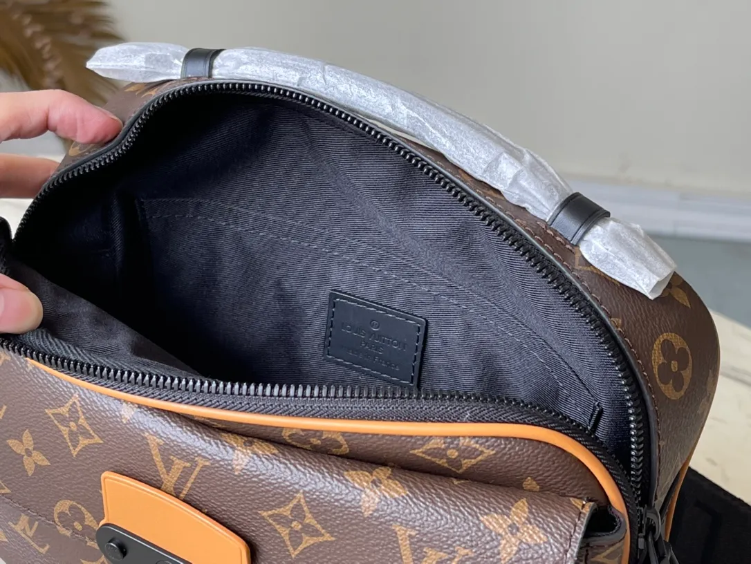 💰960 Top Original M45806 Yellow Leather This S Lock messenger bag is made of Monogram Macassar canvas, and the new lock is inspired by the hard box lock designed by Georges Vuitton in 1886. Special finishing techniques give this magnetic metal lock an eye-catching, modern look. Equipped with a spacious zippered compartment, trunk-style leather handles and logo shoulder strap, it is stylish and easy to use. Dimensions: 22 x 18 x 8 cm
