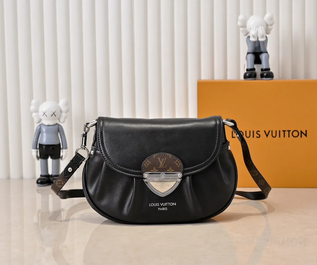 Batch 300💰Upgraded original M46829 black leather gray leather Sunset handbag focusing on Monogram Denim canvas. The material is made through multiple processes. The Monogram pattern is woven from cotton yarn certified by the Global Organic Textile Standard and then bleached. The finished product is sand-washed to create a unique look, and branded buckles add an eye-catching touch. 27.0 x 18.0 x 3.0 cm (length x height x width)