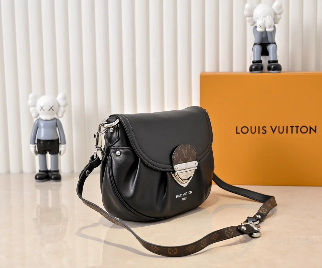 Batch 300💰Upgraded original M46829 black leather gray leather Sunset handbag focusing on Monogram Denim canvas. The material is made through multiple processes. The Monogram pattern is woven from cotton yarn certified by the Global Organic Textile Standard and then bleached. The finished product is sand-washed to create a unique look, and branded buckles add an eye-catching touch. 27.0 x 18.0 x 3.0 cm (length x height x width)