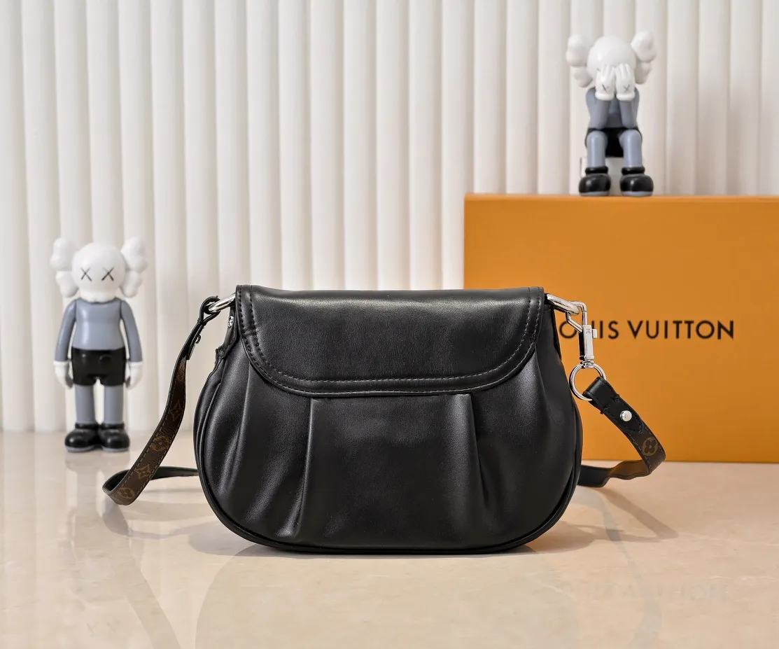 Batch 300💰Upgraded original M46829 black leather gray leather Sunset handbag focusing on Monogram Denim canvas. The material is made through multiple processes. The Monogram pattern is woven from cotton yarn certified by the Global Organic Textile Standard and then bleached. The finished product is sand-washed to create a unique look, and branded buckles add an eye-catching touch. 27.0 x 18.0 x 3.0 cm (length x height x width)