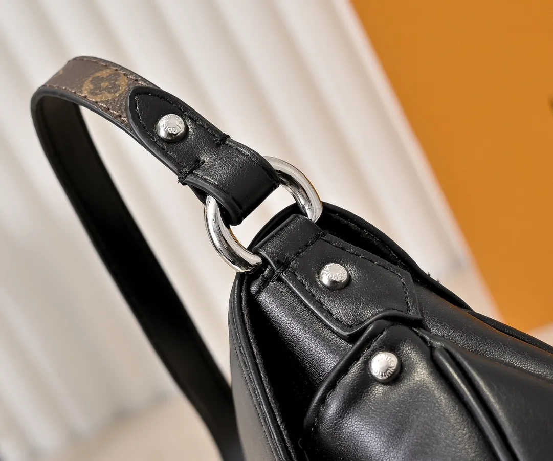 Batch 300💰Upgraded original M46829 black leather gray leather Sunset handbag focusing on Monogram Denim canvas. The material is made through multiple processes. The Monogram pattern is woven from cotton yarn certified by the Global Organic Textile Standard and then bleached. The finished product is sand-washed to create a unique look, and branded buckles add an eye-catching touch. 27.0 x 18.0 x 3.0 cm (length x height x width)