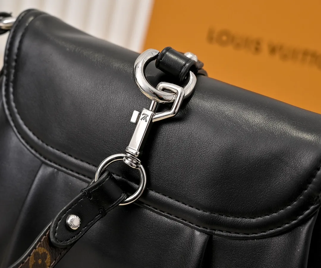 Batch 300💰Upgraded original M46829 black leather gray leather Sunset handbag focusing on Monogram Denim canvas. The material is made through multiple processes. The Monogram pattern is woven from cotton yarn certified by the Global Organic Textile Standard and then bleached. The finished product is sand-washed to create a unique look, and branded buckles add an eye-catching touch. 27.0 x 18.0 x 3.0 cm (length x height x width)