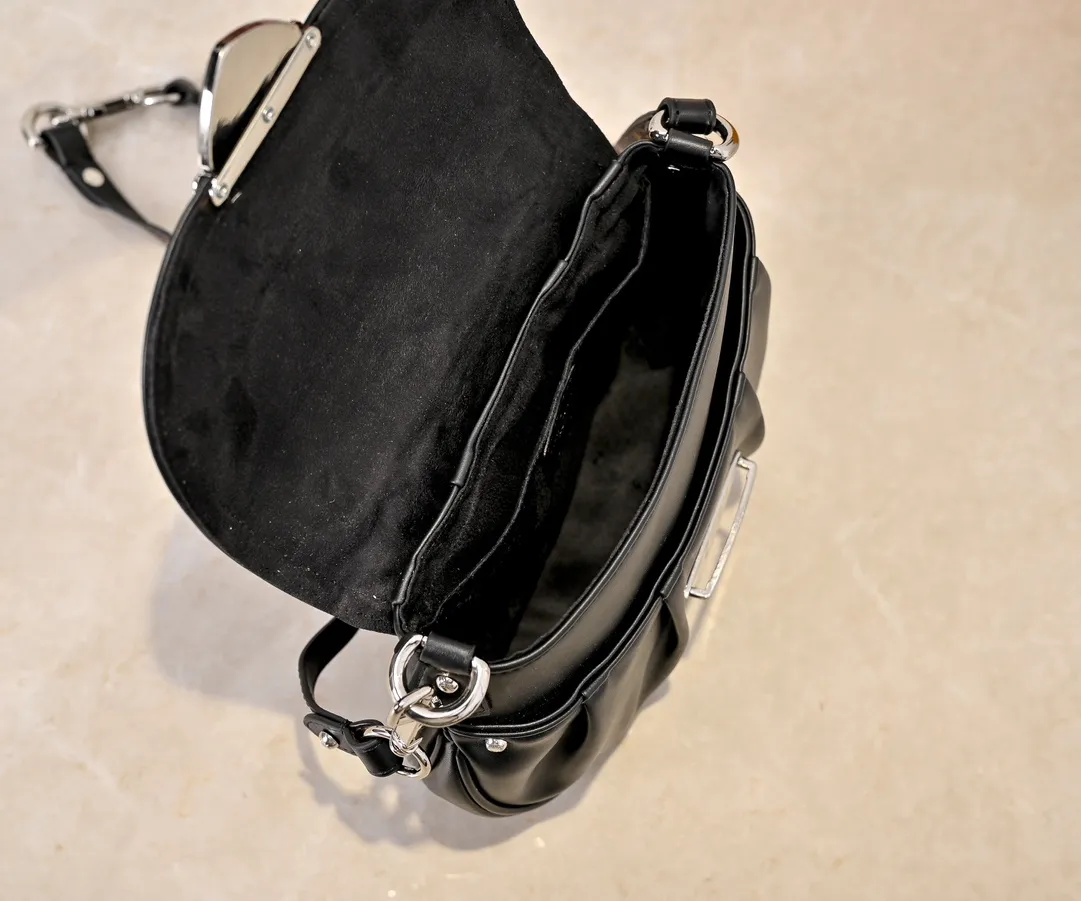 Batch 300💰Upgraded original M46829 black leather gray leather Sunset handbag focusing on Monogram Denim canvas. The material is made through multiple processes. The Monogram pattern is woven from cotton yarn certified by the Global Organic Textile Standard and then bleached. The finished product is sand-washed to create a unique look, and branded buckles add an eye-catching touch. 27.0 x 18.0 x 3.0 cm (length x height x width)