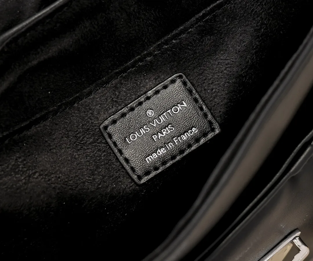 Batch 300💰Upgraded original M46829 black leather gray leather Sunset handbag focusing on Monogram Denim canvas. The material is made through multiple processes. The Monogram pattern is woven from cotton yarn certified by the Global Organic Textile Standard and then bleached. The finished product is sand-washed to create a unique look, and branded buckles add an eye-catching touch. 27.0 x 18.0 x 3.0 cm (length x height x width)