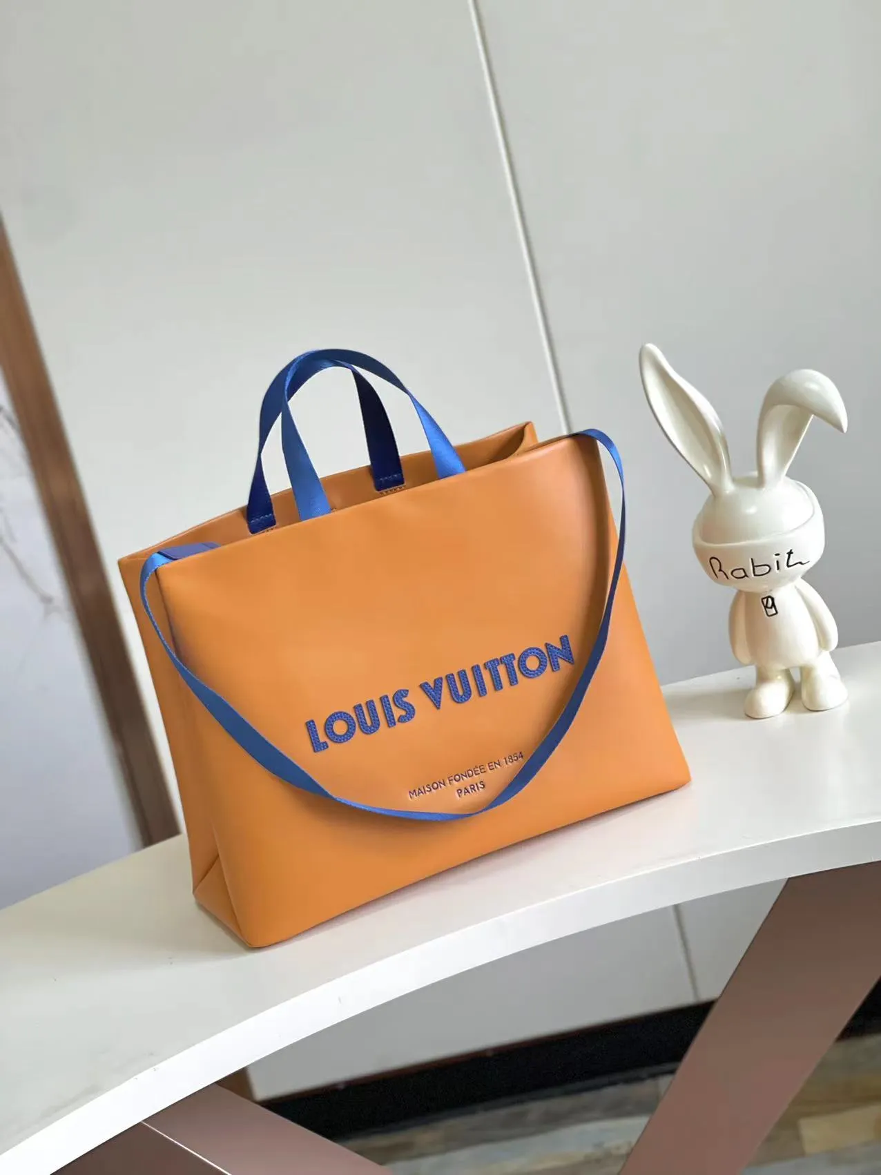 💰1100 (first-grain leather) top original order dynamic 163 M24457 top original order This Shopper medium handbag draws inspiration from Louis Vuitton shopping bags, with the words Louis Vuitton and Maison Fondée En 1854 written on soft cow leather, with a top handle and a detachable shoulder strap. 40.0 x 32.0 x 16.0 cm (length x height x width)