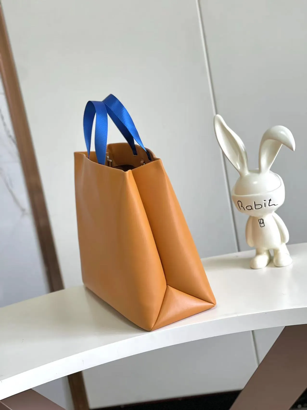💰1100 (first-grain leather) top original order dynamic 163 M24457 top original order This Shopper medium handbag draws inspiration from Louis Vuitton shopping bags, with the words Louis Vuitton and Maison Fondée En 1854 written on soft cow leather, with a top handle and a detachable shoulder strap. 40.0 x 32.0 x 16.0 cm (length x height x width)