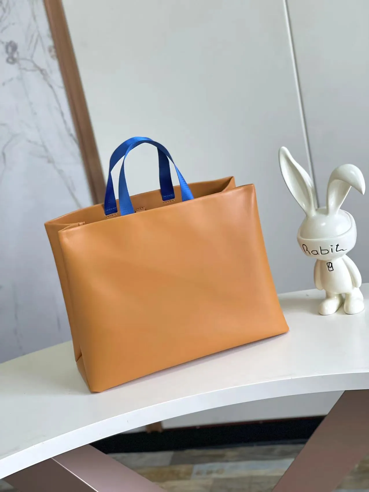 💰1100 (first-grain leather) top original order dynamic 163 M24457 top original order This Shopper medium handbag draws inspiration from Louis Vuitton shopping bags, with the words Louis Vuitton and Maison Fondée En 1854 written on soft cow leather, with a top handle and a detachable shoulder strap. 40.0 x 32.0 x 16.0 cm (length x height x width)