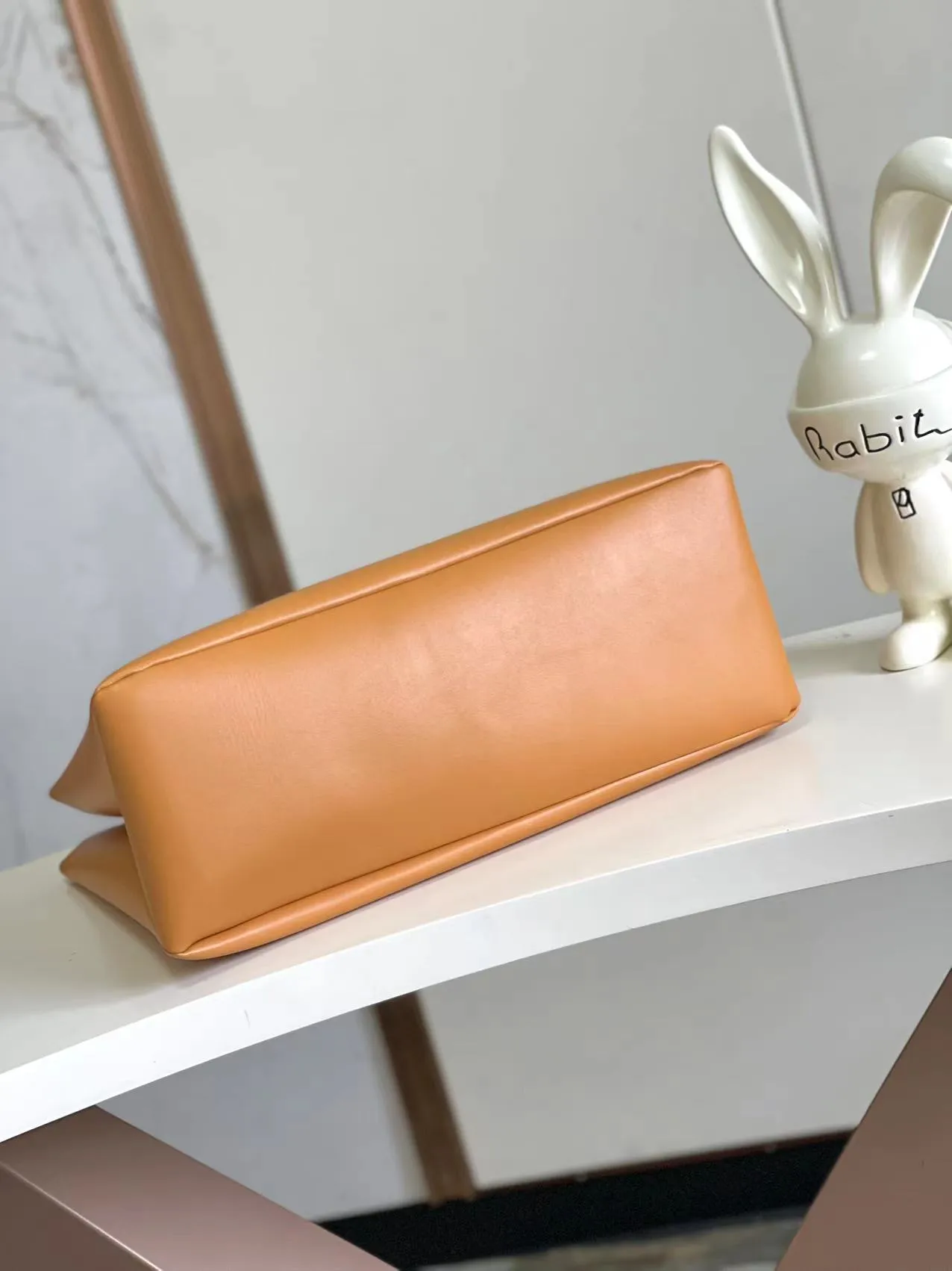 💰1100 (first-grain leather) top original order dynamic 163 M24457 top original order This Shopper medium handbag draws inspiration from Louis Vuitton shopping bags, with the words Louis Vuitton and Maison Fondée En 1854 written on soft cow leather, with a top handle and a detachable shoulder strap. 40.0 x 32.0 x 16.0 cm (length x height x width)