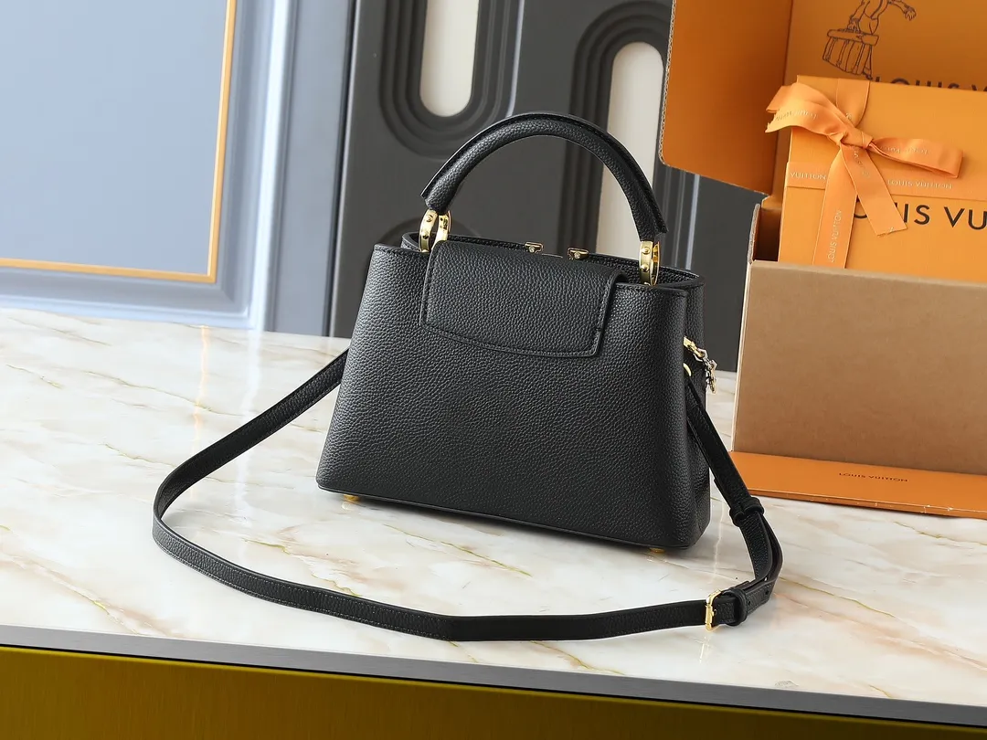 💰400💰Guangzhou goods Upgraded from the original M12935 M12936 M12937 M12938 This Capucines BB handbag is made of flexible Taurillon cow leather, with jewelry-style double-plated chains and Monogram floral elements to highlight the identity of the Chain On You series. The flip cover can be placed on both the inside and outside. The ample structure and multiple inner pockets are convenient for storing daily necessities. The rounded LV letters add to the ingenious details. Dimensions: 27.0 x 17.3 x 9.0 cm (length x height x width)
