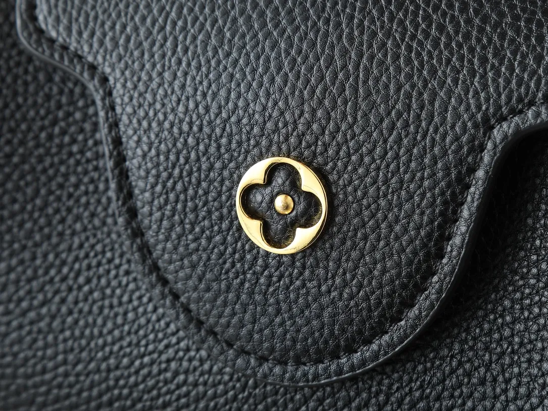 💰400💰Guangzhou goods Upgraded from the original M12935 M12936 M12937 M12938 This Capucines BB handbag is made of flexible Taurillon cow leather, with jewelry-style double-plated chains and Monogram floral elements to highlight the identity of the Chain On You series. The flip cover can be placed on both the inside and outside. The ample structure and multiple inner pockets are convenient for storing daily necessities. The rounded LV letters add to the ingenious details. Dimensions: 27.0 x 17.3 x 9.0 cm (length x height x width)