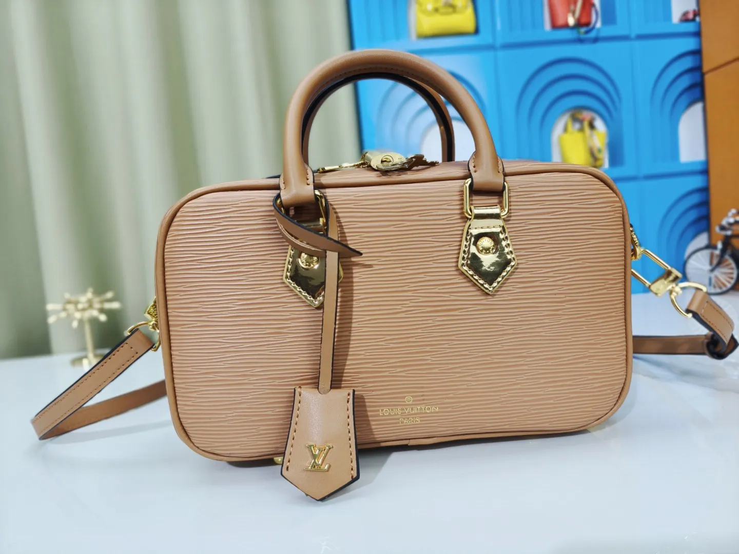 P240💰M12009 cowhide version lvfw24 show new bag This nicolas ghesquiere joined Iv's 10th anniversary show. The show was like a huge greenhouse. In the greenhouse called Iv, we saw the stars cultivated in the past ten years and the starry future. Nicolas uses memory as a guide for imagination. This show can not only see the designer's past classic creativity, but also explore different artistic visions. From familiar silhouettes to tailoring and embroidery, it presents an adventure that lasted ten years. Size 25x15cm