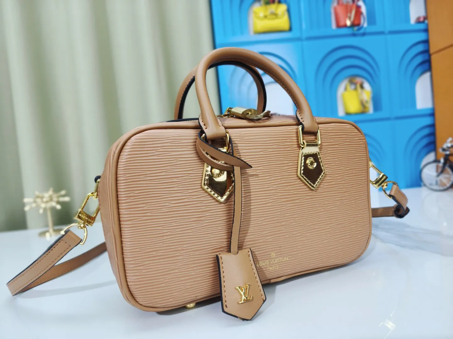 P240💰M12009 cowhide version lvfw24 show new bag This nicolas ghesquiere joined Iv's 10th anniversary show. The show was like a huge greenhouse. In the greenhouse called Iv, we saw the stars cultivated in the past ten years and the starry future. Nicolas uses memory as a guide for imagination. This show can not only see the designer's past classic creativity, but also explore different artistic visions. From familiar silhouettes to tailoring and embroidery, it presents an adventure that lasted ten years. Size 25x15cm