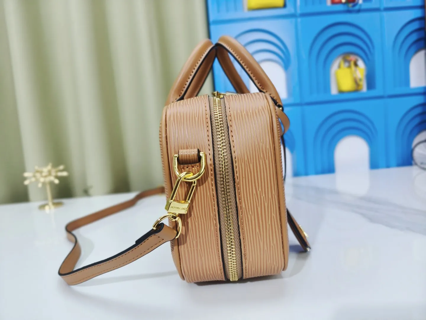 P240💰M12009 cowhide version lvfw24 show new bag This nicolas ghesquiere joined Iv's 10th anniversary show. The show was like a huge greenhouse. In the greenhouse called Iv, we saw the stars cultivated in the past ten years and the starry future. Nicolas uses memory as a guide for imagination. This show can not only see the designer's past classic creativity, but also explore different artistic visions. From familiar silhouettes to tailoring and embroidery, it presents an adventure that lasted ten years. Size 25x15cm