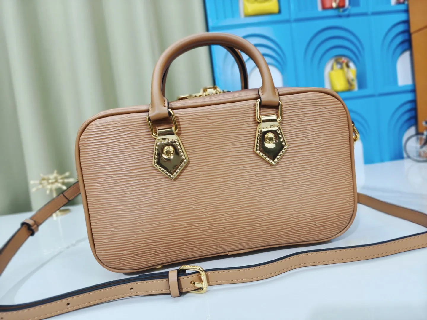 P240💰M12009 cowhide version lvfw24 show new bag This nicolas ghesquiere joined Iv's 10th anniversary show. The show was like a huge greenhouse. In the greenhouse called Iv, we saw the stars cultivated in the past ten years and the starry future. Nicolas uses memory as a guide for imagination. This show can not only see the designer's past classic creativity, but also explore different artistic visions. From familiar silhouettes to tailoring and embroidery, it presents an adventure that lasted ten years. Size 25x15cm