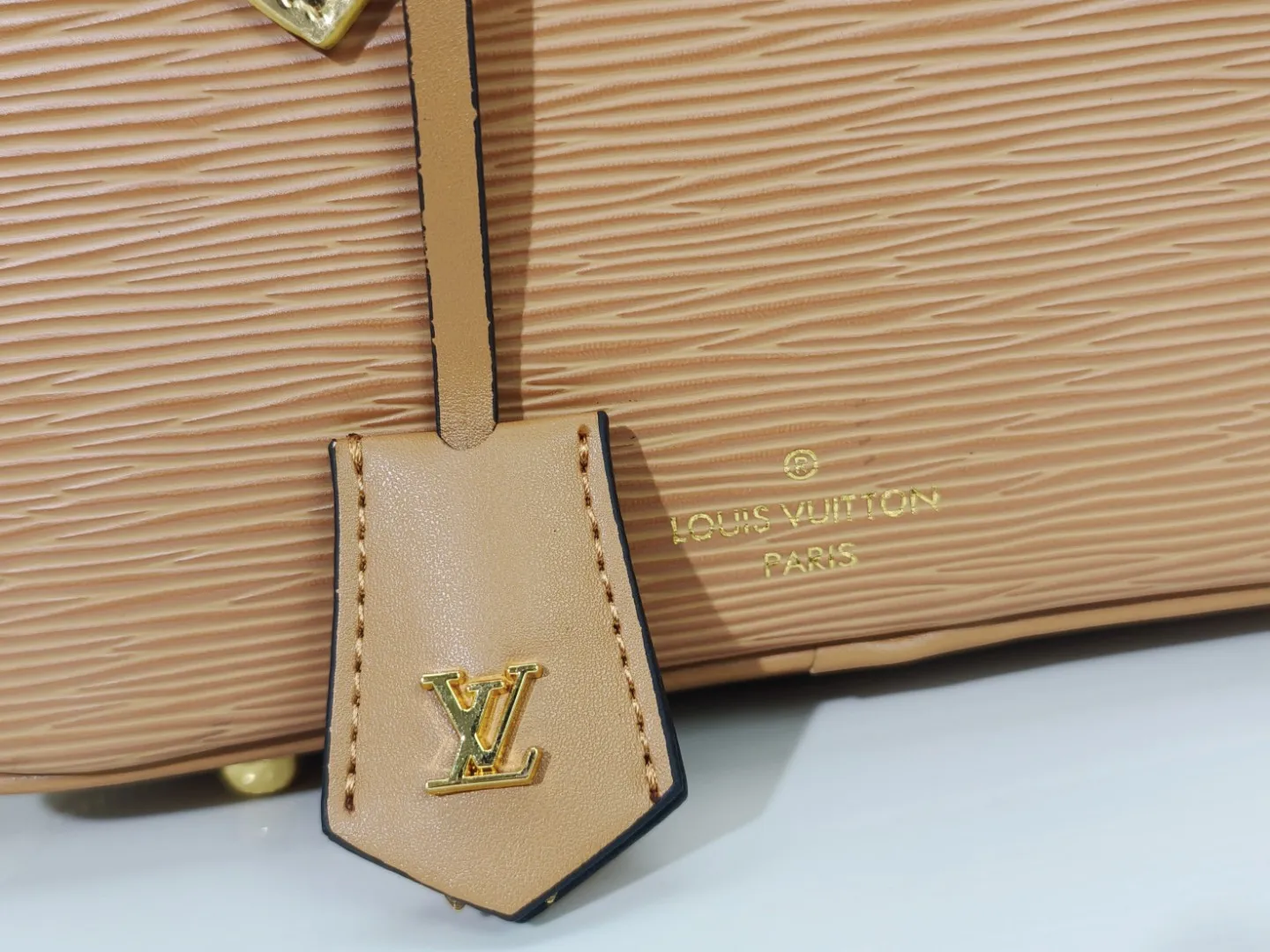 P240💰M12009 cowhide version lvfw24 show new bag This nicolas ghesquiere joined Iv's 10th anniversary show. The show was like a huge greenhouse. In the greenhouse called Iv, we saw the stars cultivated in the past ten years and the starry future. Nicolas uses memory as a guide for imagination. This show can not only see the designer's past classic creativity, but also explore different artistic visions. From familiar silhouettes to tailoring and embroidery, it presents an adventure that lasted ten years. Size 25x15cm