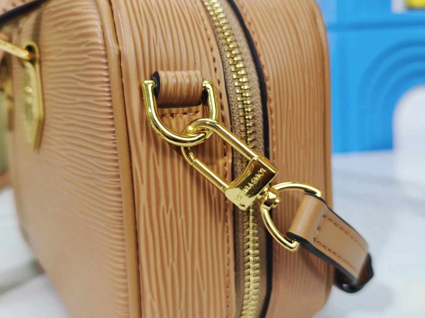 P240💰M12009 cowhide version lvfw24 show new bag This nicolas ghesquiere joined Iv's 10th anniversary show. The show was like a huge greenhouse. In the greenhouse called Iv, we saw the stars cultivated in the past ten years and the starry future. Nicolas uses memory as a guide for imagination. This show can not only see the designer's past classic creativity, but also explore different artistic visions. From familiar silhouettes to tailoring and embroidery, it presents an adventure that lasted ten years. Size 25x15cm