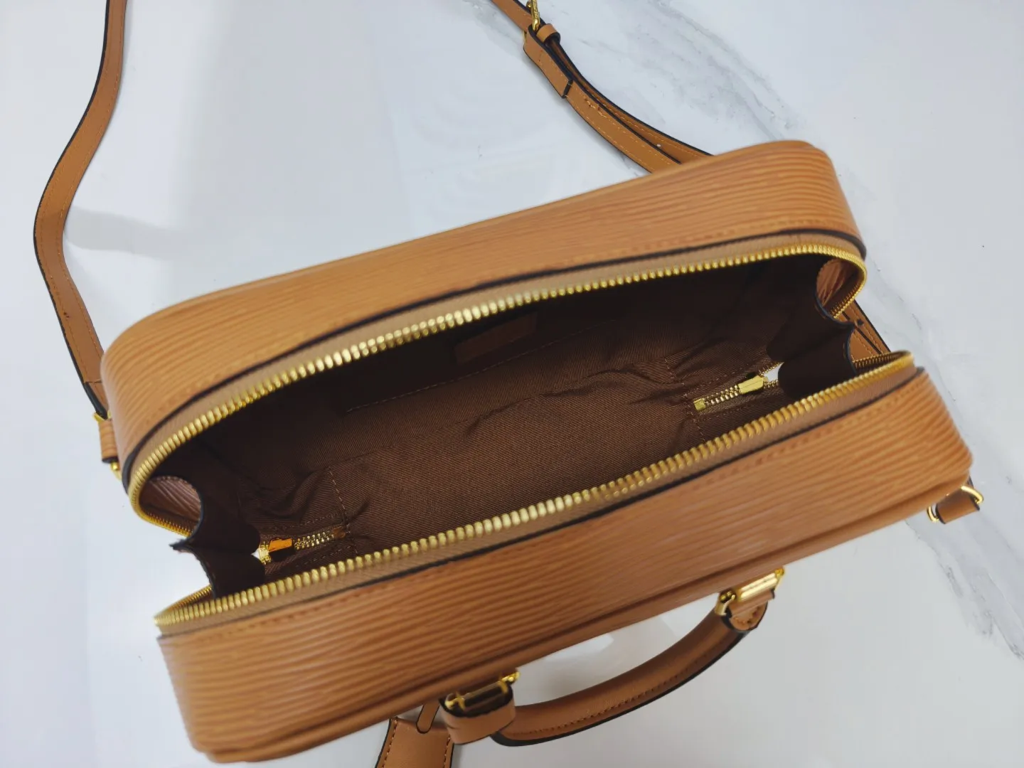 P240💰M12009 cowhide version lvfw24 show new bag This nicolas ghesquiere joined Iv's 10th anniversary show. The show was like a huge greenhouse. In the greenhouse called Iv, we saw the stars cultivated in the past ten years and the starry future. Nicolas uses memory as a guide for imagination. This show can not only see the designer's past classic creativity, but also explore different artistic visions. From familiar silhouettes to tailoring and embroidery, it presents an adventure that lasted ten years. Size 25x15cm