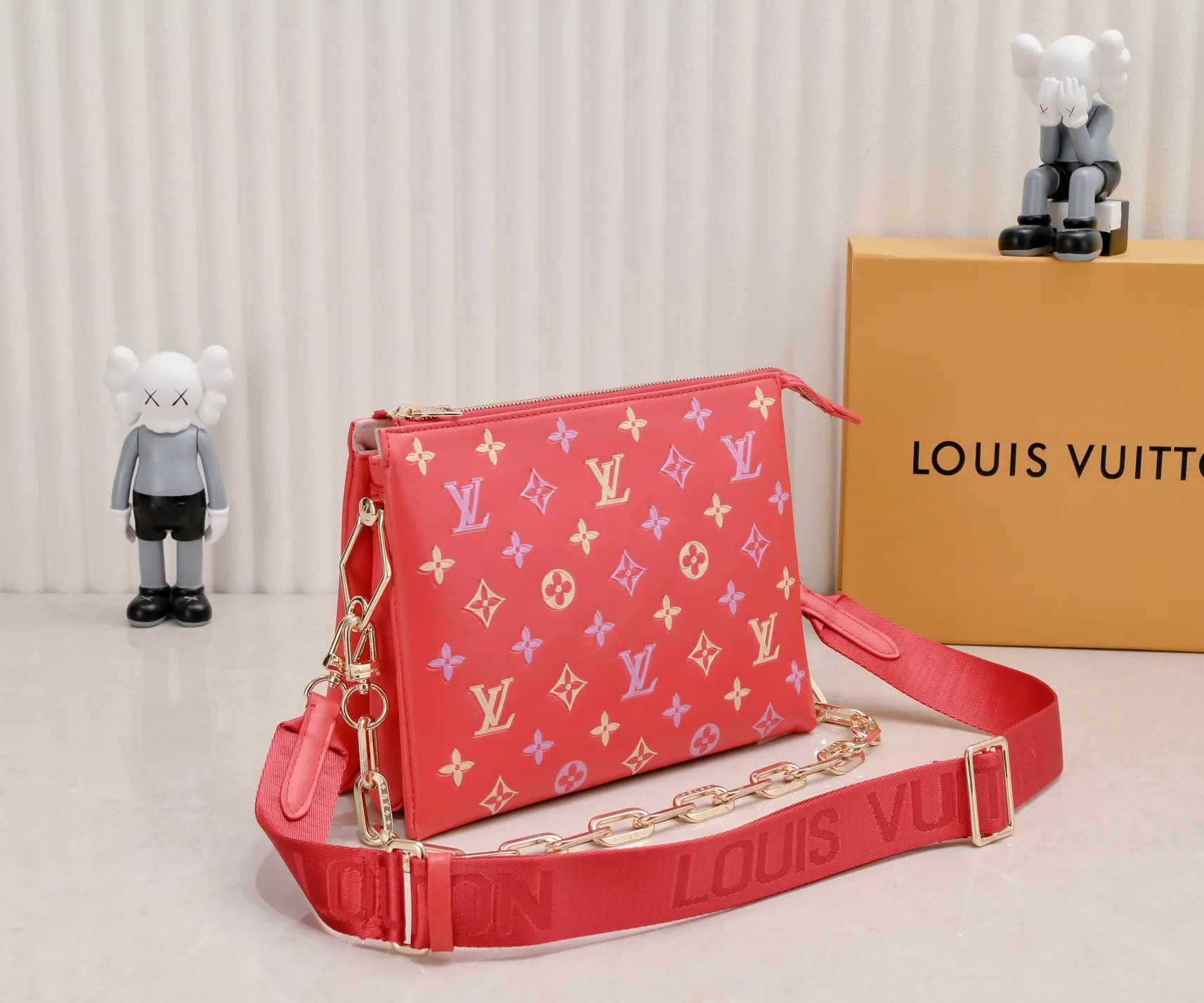 ¥340💰 Exclusive real shot-upgraded version ‼ ️ M21353 color printing 57790 This small Coussin handbag is made of Monogram embossed sheep leather, and the floral pattern is cleverly integrated into the LV letters and Monogram flowers. The chunky chain makes it easy to carry over the shoulder, and the wide adjustable fabric strap makes it easy to wear cross-body. Dimensions: 26.0 x 20.0 x 12.0 cm (length x height x width)
