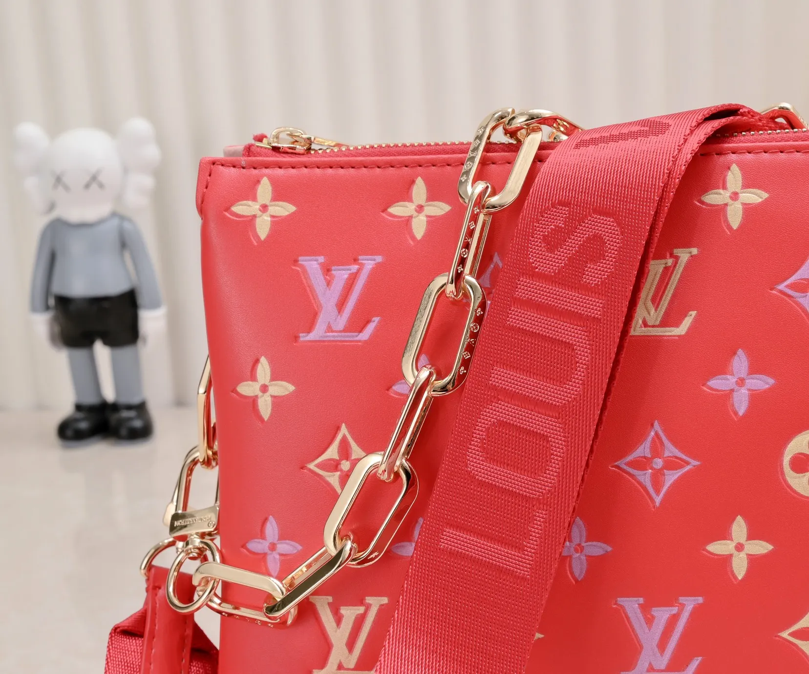 ¥340💰 Exclusive real shot-upgraded version ‼ ️ M21353 color printing 57790 This small Coussin handbag is made of Monogram embossed sheep leather, and the floral pattern is cleverly integrated into the LV letters and Monogram flowers. The chunky chain makes it easy to carry over the shoulder, and the wide adjustable fabric strap makes it easy to wear cross-body. Dimensions: 26.0 x 20.0 x 12.0 cm (length x height x width)