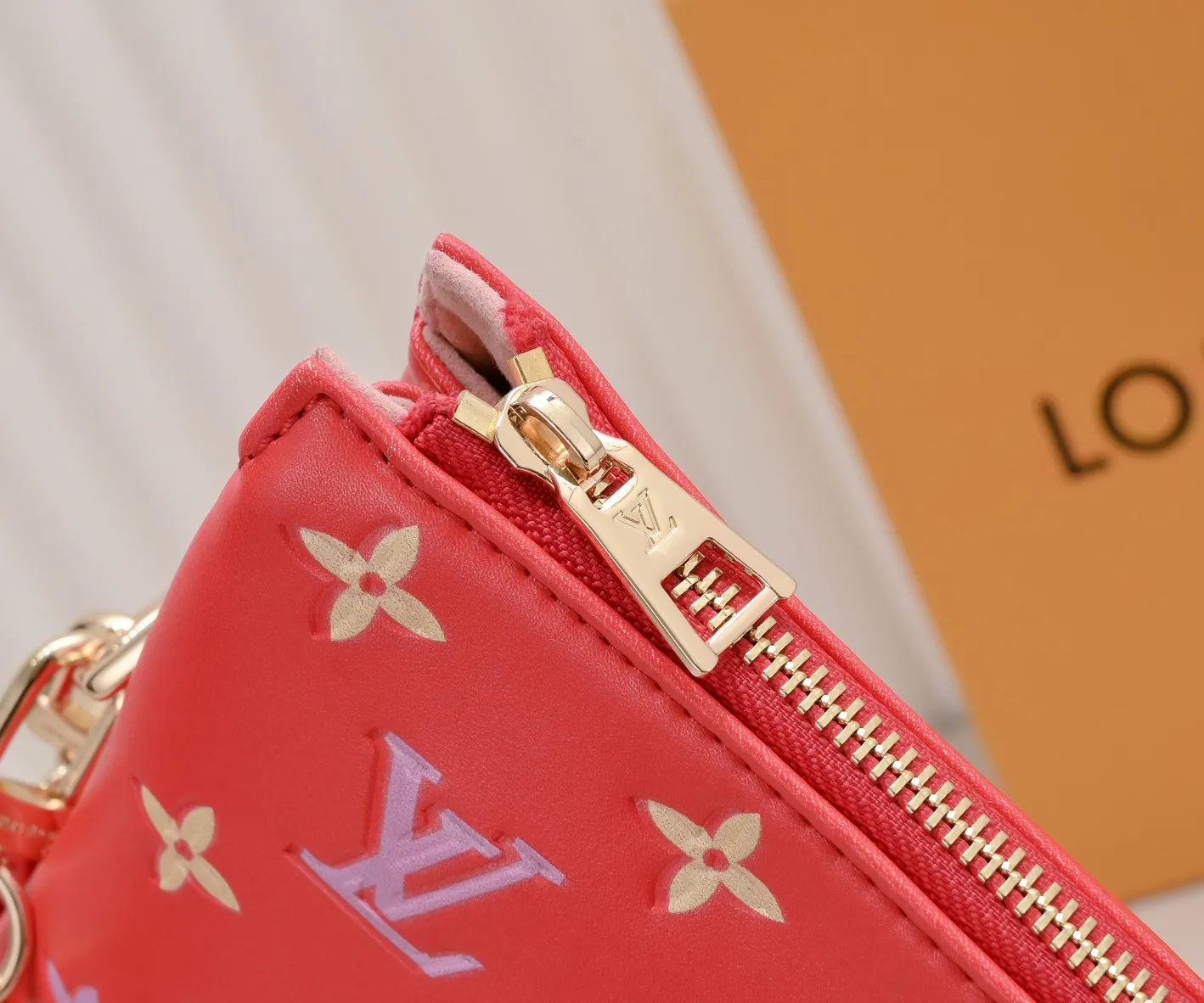 ¥340💰 Exclusive real shot-upgraded version ‼ ️ M21353 color printing 57790 This small Coussin handbag is made of Monogram embossed sheep leather, and the floral pattern is cleverly integrated into the LV letters and Monogram flowers. The chunky chain makes it easy to carry over the shoulder, and the wide adjustable fabric strap makes it easy to wear cross-body. Dimensions: 26.0 x 20.0 x 12.0 cm (length x height x width)