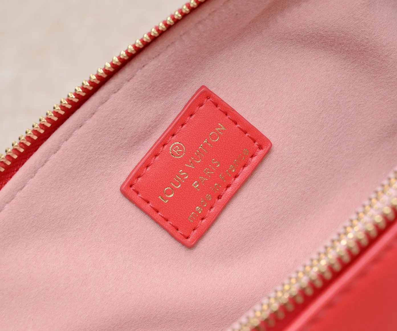 ¥340💰 Exclusive real shot-upgraded version ‼ ️ M21353 color printing 57790 This small Coussin handbag is made of Monogram embossed sheep leather, and the floral pattern is cleverly integrated into the LV letters and Monogram flowers. The chunky chain makes it easy to carry over the shoulder, and the wide adjustable fabric strap makes it easy to wear cross-body. Dimensions: 26.0 x 20.0 x 12.0 cm (length x height x width)