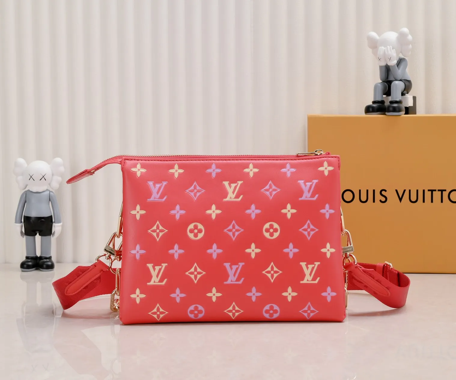 ¥340💰 Exclusive real shot-upgraded version ‼ ️ M21353 color printing 57790 This small Coussin handbag is made of Monogram embossed sheep leather, and the floral pattern is cleverly integrated into the LV letters and Monogram flowers. The chunky chain makes it easy to carry over the shoulder, and the wide adjustable fabric strap makes it easy to wear cross-body. Dimensions: 26.0 x 20.0 x 12.0 cm (length x height x width)