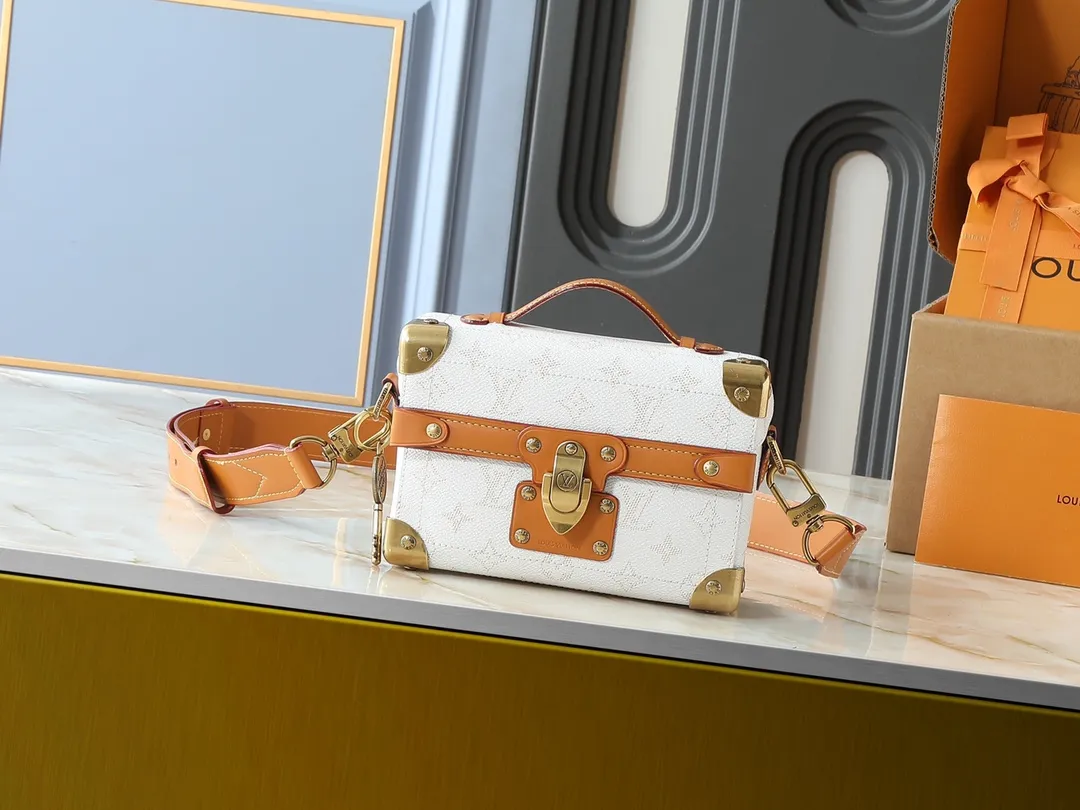 💰320💰Upgraded from the original M15035 M13871 M11743 M11516 M11535 M12686 This Soul Trunk handbag is crafted by Pharrell Williams and is made of flexible LV Colorado cow leather with a grained texture. The Tumbler's magnetic clasp, rivets and top handles harken back to classic hard case elements, while a removable and adjustable shoulder strap completes the sophisticated details. Size: 19x15x7cm