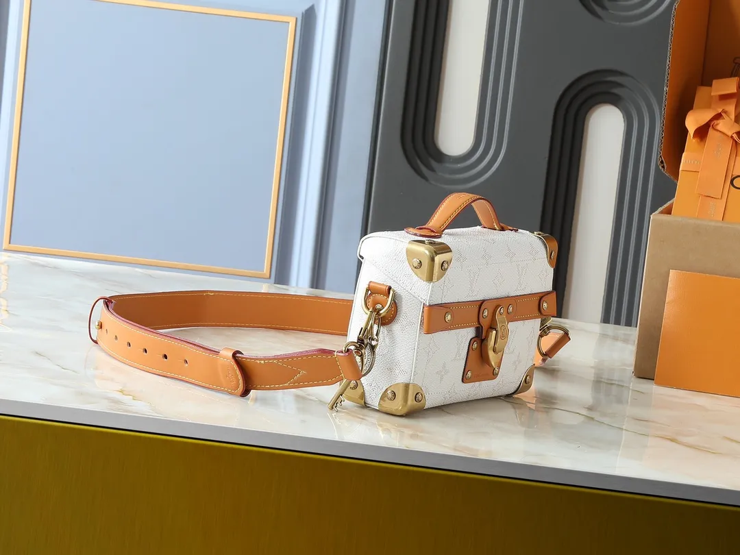 💰320💰Upgraded from the original M15035 M13871 M11743 M11516 M11535 M12686 This Soul Trunk handbag is crafted by Pharrell Williams and is made of flexible LV Colorado cow leather with a grained texture. The Tumbler's magnetic clasp, rivets and top handles harken back to classic hard case elements, while a removable and adjustable shoulder strap completes the sophisticated details. Size: 19x15x7cm