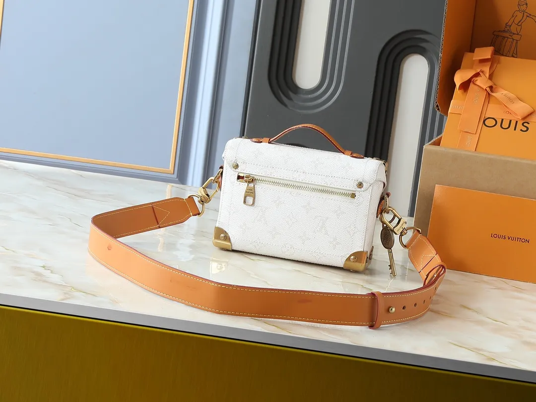 💰320💰Upgraded from the original M15035 M13871 M11743 M11516 M11535 M12686 This Soul Trunk handbag is crafted by Pharrell Williams and is made of flexible LV Colorado cow leather with a grained texture. The Tumbler's magnetic clasp, rivets and top handles harken back to classic hard case elements, while a removable and adjustable shoulder strap completes the sophisticated details. Size: 19x15x7cm