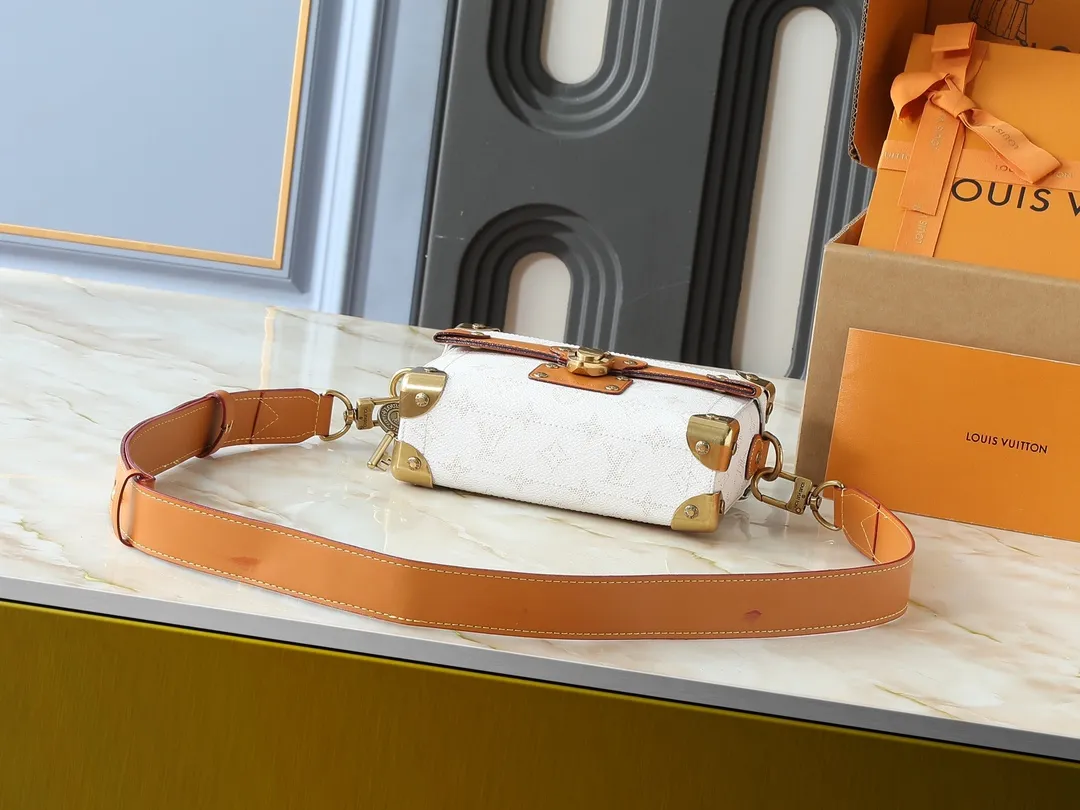 💰320💰Upgraded from the original M15035 M13871 M11743 M11516 M11535 M12686 This Soul Trunk handbag is crafted by Pharrell Williams and is made of flexible LV Colorado cow leather with a grained texture. The Tumbler's magnetic clasp, rivets and top handles harken back to classic hard case elements, while a removable and adjustable shoulder strap completes the sophisticated details. Size: 19x15x7cm