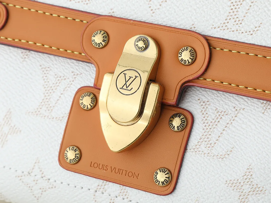 💰320💰Upgraded from the original M15035 M13871 M11743 M11516 M11535 M12686 This Soul Trunk handbag is crafted by Pharrell Williams and is made of flexible LV Colorado cow leather with a grained texture. The Tumbler's magnetic clasp, rivets and top handles harken back to classic hard case elements, while a removable and adjustable shoulder strap completes the sophisticated details. Size: 19x15x7cm