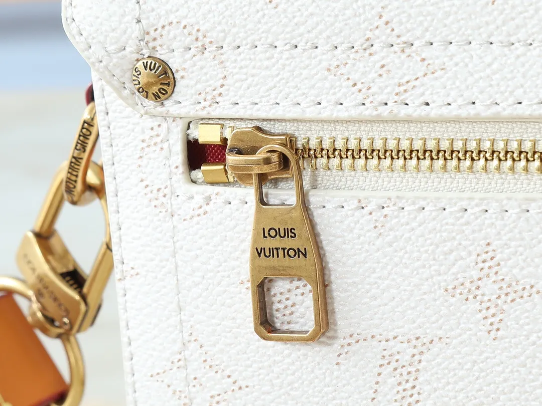 💰320💰Upgraded from the original M15035 M13871 M11743 M11516 M11535 M12686 This Soul Trunk handbag is crafted by Pharrell Williams and is made of flexible LV Colorado cow leather with a grained texture. The Tumbler's magnetic clasp, rivets and top handles harken back to classic hard case elements, while a removable and adjustable shoulder strap completes the sophisticated details. Size: 19x15x7cm