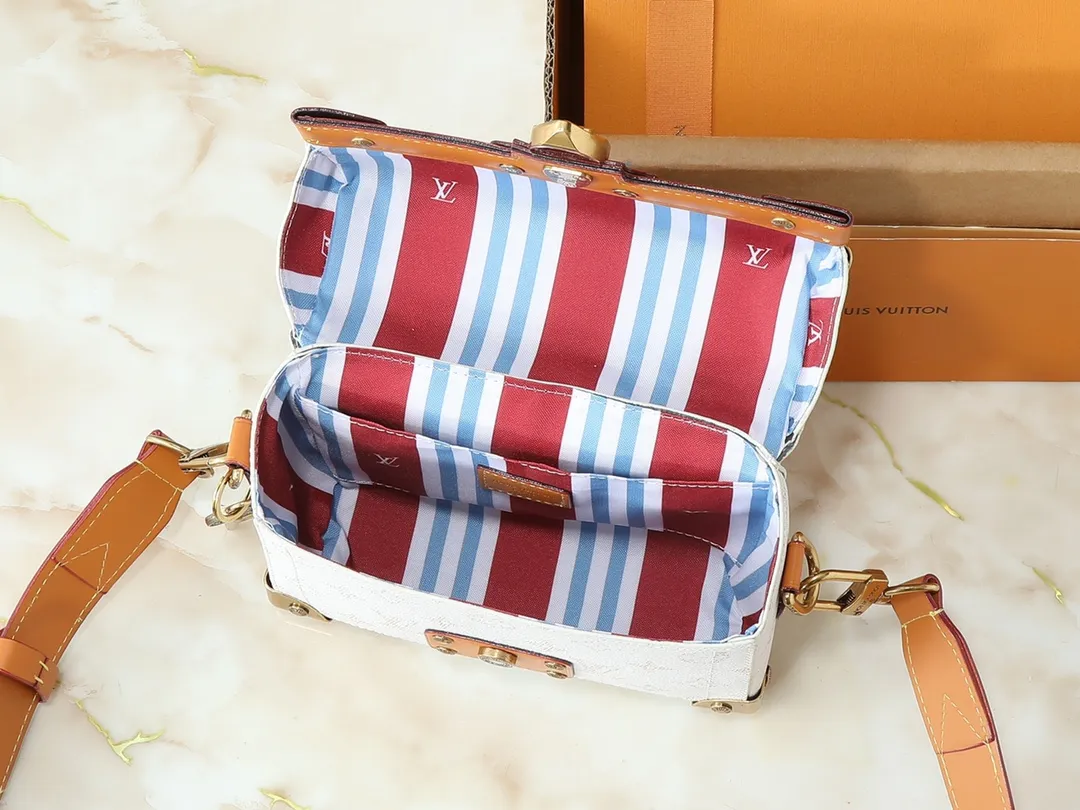 💰320💰Upgraded from the original M15035 M13871 M11743 M11516 M11535 M12686 This Soul Trunk handbag is crafted by Pharrell Williams and is made of flexible LV Colorado cow leather with a grained texture. The Tumbler's magnetic clasp, rivets and top handles harken back to classic hard case elements, while a removable and adjustable shoulder strap completes the sophisticated details. Size: 19x15x7cm