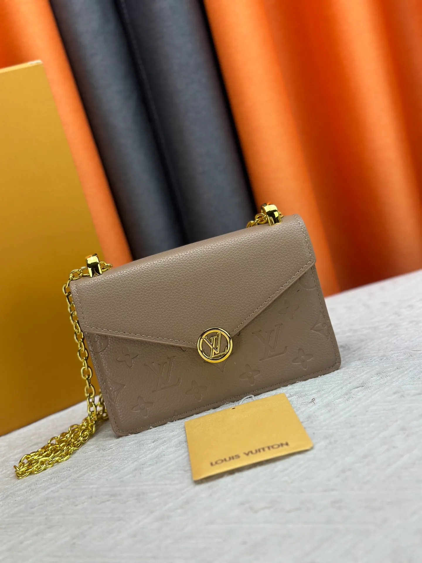 P220 M13569 black M13570 gray M25814 burgundy (chain/embossed) [Portefeuille chaîne Rosy] This Rosy chain wallet is both fashionable and practical, adding a modern spirit to the Monogram Empreinte series. It has an elegant LV circle and a V-shaped flap, two hallmarks of the house. The magnetic closure reveals a surprise Monogram flower, as well as three card slots and a flat interior pocket. The sliding chain allows you to wear it crosswise or over the shoulder.  Dimensions: 19.5 x 13.5 x 6.5 cm