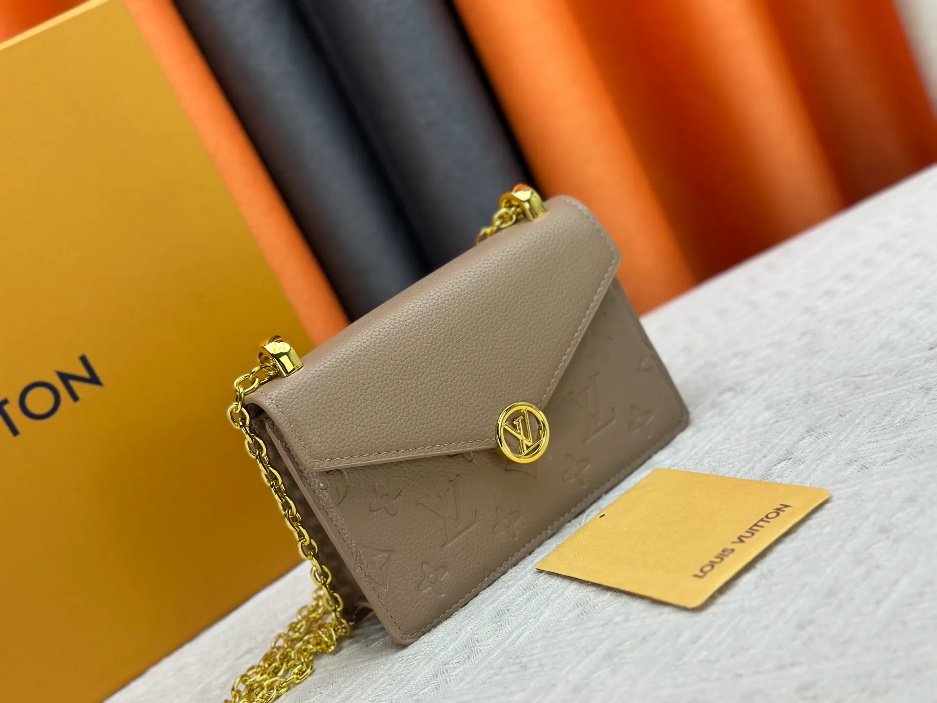 P220 M13569 black M13570 gray M25814 burgundy (chain/embossed) [Portefeuille chaîne Rosy] This Rosy chain wallet is both fashionable and practical, adding a modern spirit to the Monogram Empreinte series. It has an elegant LV circle and a V-shaped flap, two hallmarks of the house. The magnetic closure reveals a surprise Monogram flower, as well as three card slots and a flat interior pocket. The sliding chain allows you to wear it crosswise or over the shoulder.  Dimensions: 19.5 x 13.5 x 6.5 cm