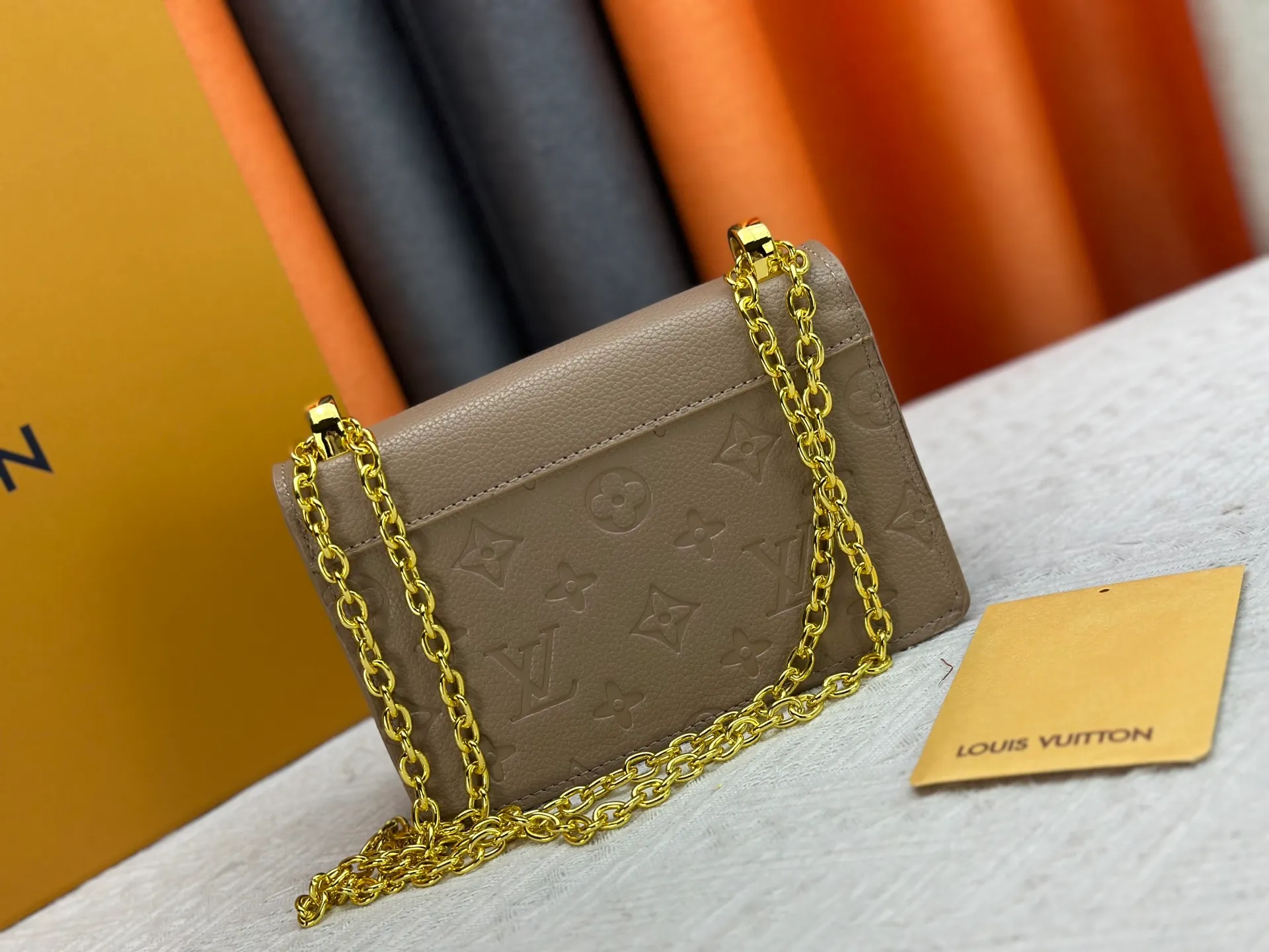 P220 M13569 black M13570 gray M25814 burgundy (chain/embossed) [Portefeuille chaîne Rosy] This Rosy chain wallet is both fashionable and practical, adding a modern spirit to the Monogram Empreinte series. It has an elegant LV circle and a V-shaped flap, two hallmarks of the house. The magnetic closure reveals a surprise Monogram flower, as well as three card slots and a flat interior pocket. The sliding chain allows you to wear it crosswise or over the shoulder.  Dimensions: 19.5 x 13.5 x 6.5 cm