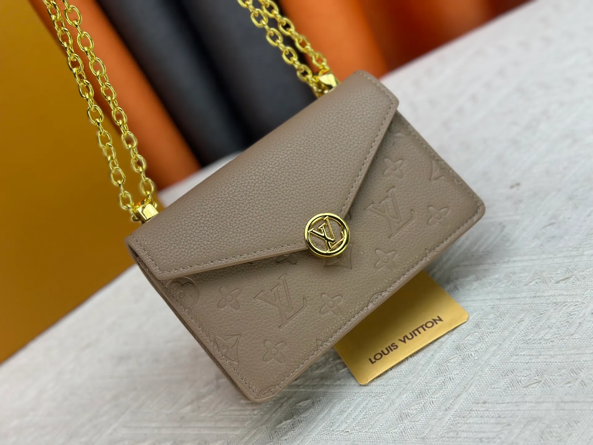 P220 M13569 black M13570 gray M25814 burgundy (chain/embossed) [Portefeuille chaîne Rosy] This Rosy chain wallet is both fashionable and practical, adding a modern spirit to the Monogram Empreinte series. It has an elegant LV circle and a V-shaped flap, two hallmarks of the house. The magnetic closure reveals a surprise Monogram flower, as well as three card slots and a flat interior pocket. The sliding chain allows you to wear it crosswise or over the shoulder.  Dimensions: 19.5 x 13.5 x 6.5 cm