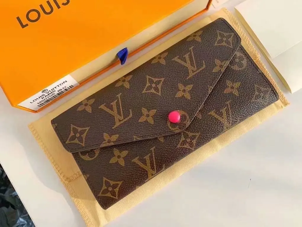 The P110Josephine Wallet is inspired by Louis Vuitton's first wallet. It is made of soft Monogram canvas and lined with brightly colored lining, giving the brand's classic design a unique and stylish beauty. The long, flat shape makes it easy to slip into any pocket or handbag. Model: M60708 Size: 19/10.
