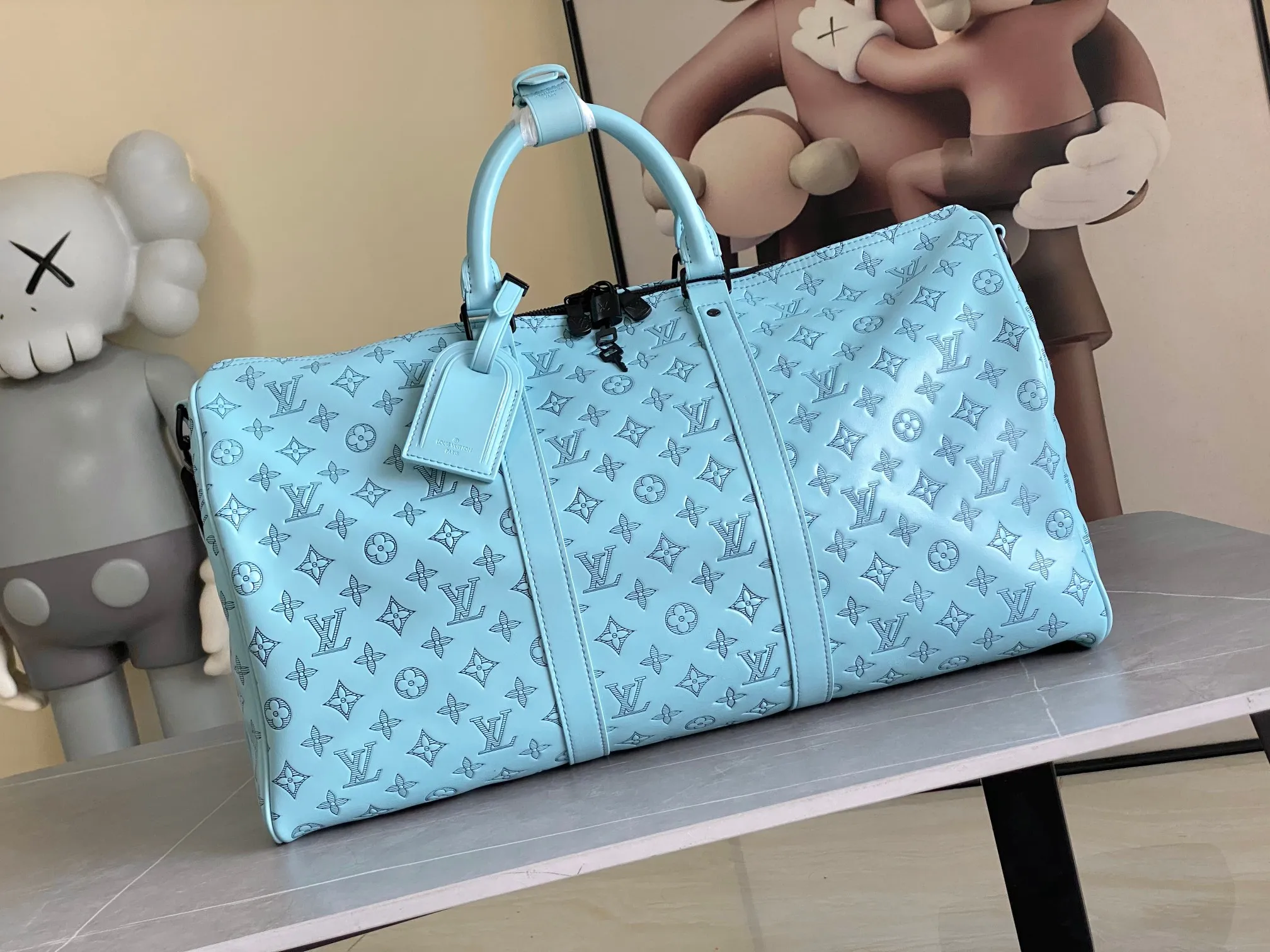 💰1460 Top Original Keepall Bandoulière 50 Travel Bag M14842 Light Blue Keepall Bandoulière 50 features Monogram Shadow embossed calfskin and black hardware Looks chic Keepall 50 is one of the most famous weekend bags of the house It has two rolled leather top handles and a removable and adjustable shoulder strap Offers carrying options Spacious interior Lined with textile Includes a zipper pocket size：50 x 29 x 23cm